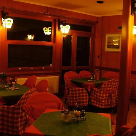 Vorosko Panzio Es Etterem Couette-café Balatonalmádi