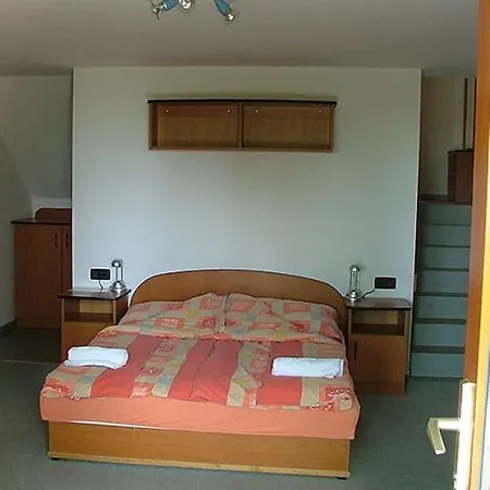 Couette-café Vorosko Panzio Es Etterem Balatonalmádi